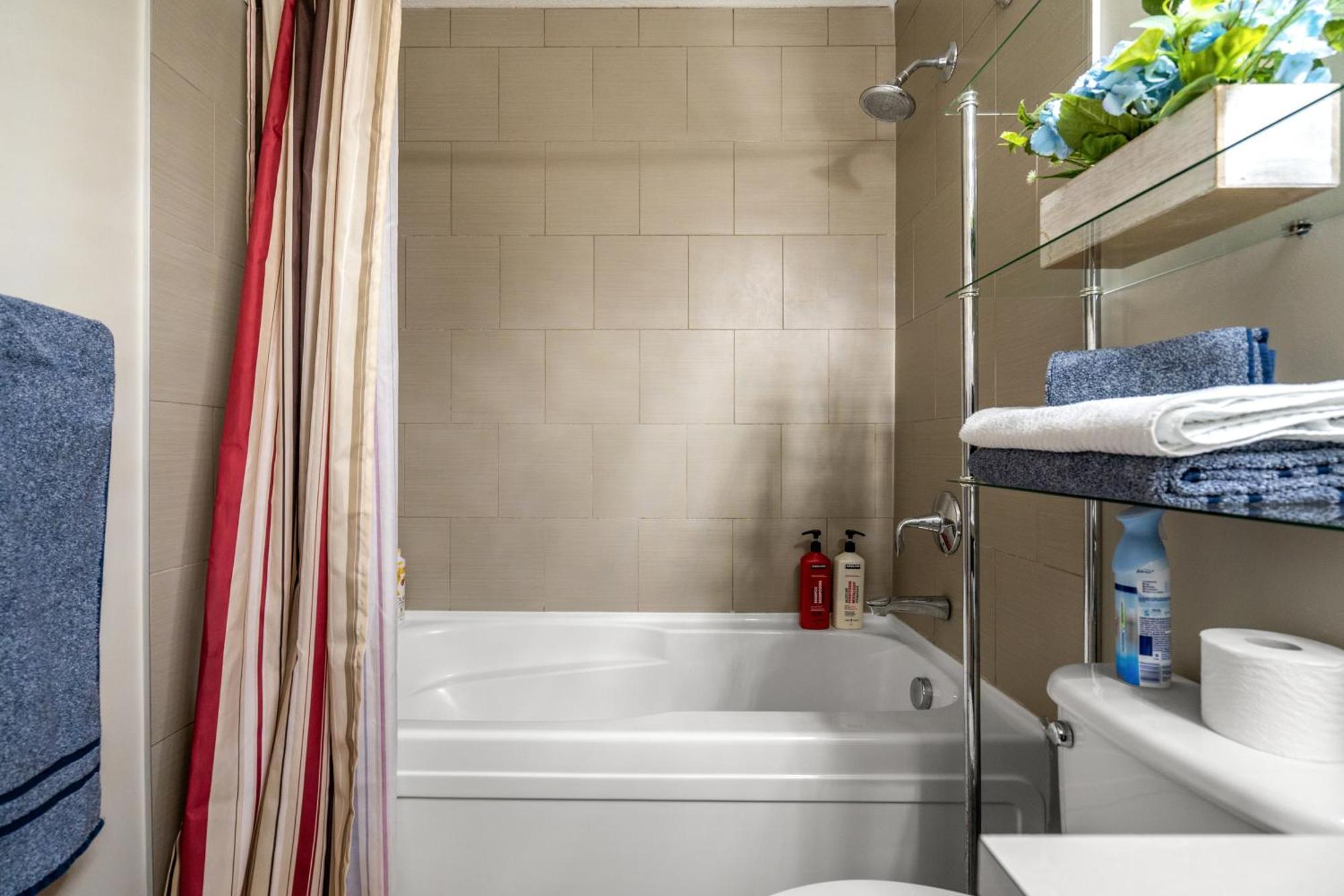 City Centre Retreat - 1Br Condo With Desk YYC Esterno foto
