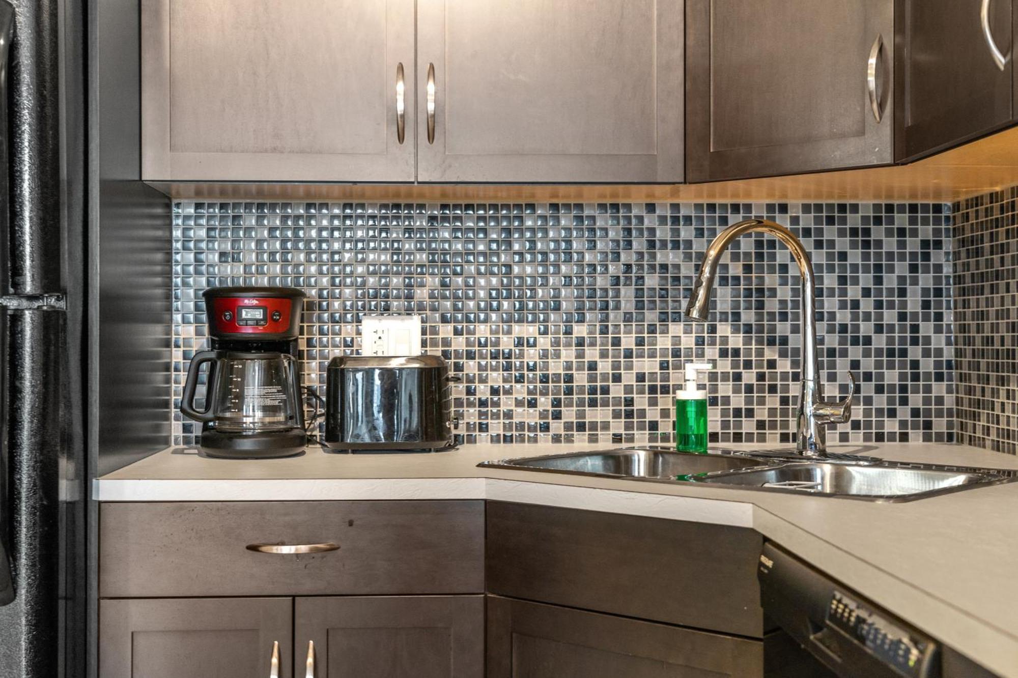 City Centre Retreat - 1Br Condo With Desk YYC Esterno foto