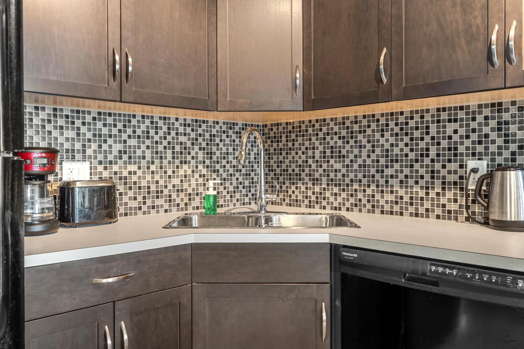 City Centre Retreat - 1Br Condo With Desk YYC Esterno foto